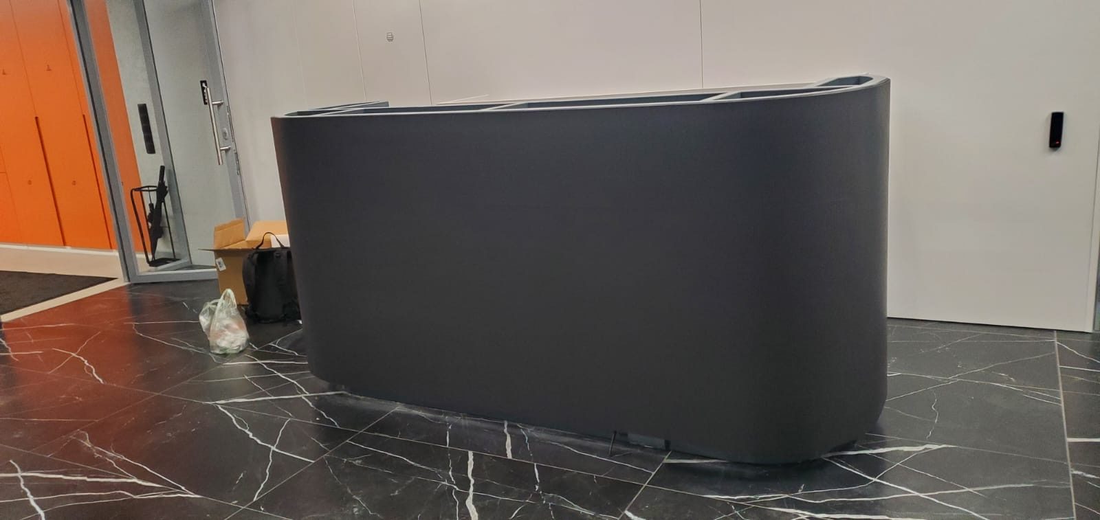 Изогнутый LED-экран для стойки ресепшн